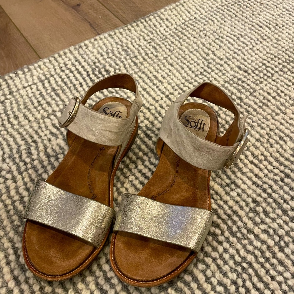 “Sofft” brand leather comfort flats in a 6 1/2. Barely worn. Silver/Metallic.